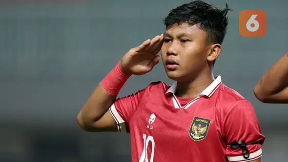 <p>Penyerang Timnas Indonesia U-17,&nbsp;Muhammad Nabil Asyura saat&nbsp;menyanyikan lagu Indonesia Raya sebelum pertandingan melawan Timnas Uni Emirat Arab U-17 di Grup B Kualifikasi Piala Asia U-17 2023 yang berlangsung di Stadion Pakansari, Bogor, Rabu (5/10/2022) (Bola.com/M Iqbal Ichsan)</p>