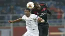 Duel pemain Austria Wien, Abdullahi Ibrahim Alhassan (kiri) dan pemain AC Milan, Cristian Zapata pada laga grup D Liga Europa di San Siro stadium, Milan, (23/11/2017). Milan menang telak 5-1. (AP/Antonio Calanni)