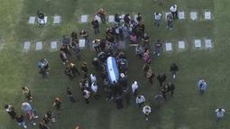 Foto udara pemakaman legenda sepak bola Argentina, Diego Armando Maradona, di pemakaman Jardin Bella Vista (Kamis (26/11/2020) waktu setempat. Diego Maradona meninggal karena serangan jantung pada usia 60 tahun. (AFP/Emiliano Lasalvia)