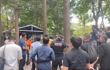 Tangis Ibu Pecah Saat 6 Tersangka Peragakan Keroyok Siswa SMAN 5 Bandung