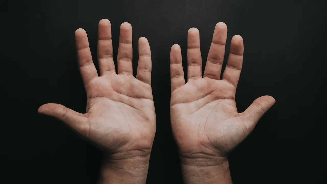 Penyebab Telapak Tangan Berkeringat dan Cara Mengatasinya dengan Bahan Alami