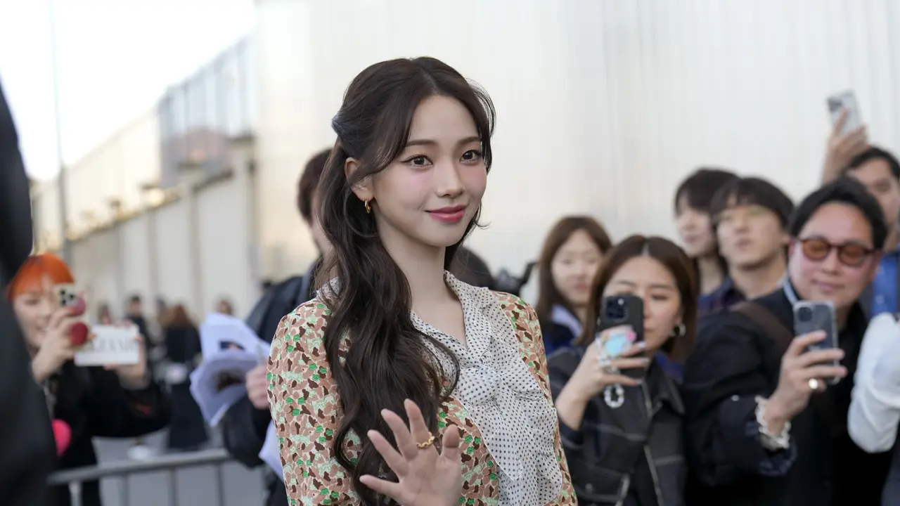Gaya Santun Karina aespa Berbalut Gaun Prada, Dugaan Body Makeup Kembali Mencuat