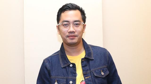 Dennis Adhiswara Libur Jadi Orang Kantoran Demi Milly Dan Mamet News Entertainment Fimela Com