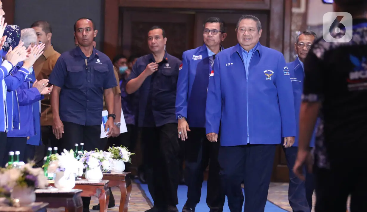 Ketum Partai Demokrat Susilo Bambang Yudhoyono tiba menghadiri Kongres ke V Partai Demokrat di JCC, Jakarta, Minggu (15/3/2020). SBY akan digantikan Agus Harimurti Yudhoyono (AHY) yang telah mendapatkan dukungan 93 persen dari pemegang hak suara Demokrat. (Liputan6.com/Angga Yuniar)