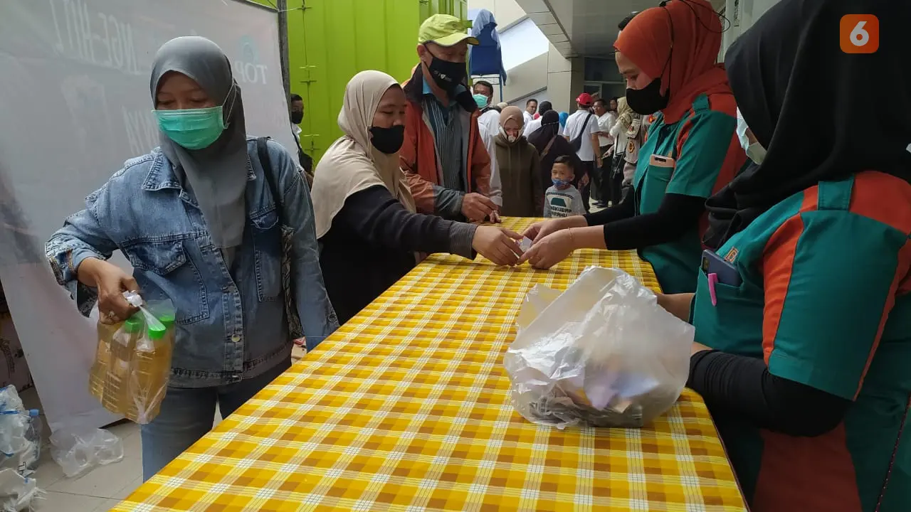 antrean pembeli minyak goreng di Pasar Murah yang digelar Disperindag Kota Palu