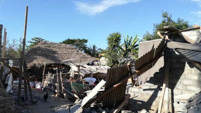 Rumah hancur setelah diguncang gempa 7 SR di Lombok. (Istimewa)