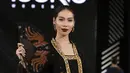 Model membawakan busana rancangan Era Soekamto  dalam pagelaran The Iconic Women Senayan City Fashion Nation ke-11, Jakarta, Rabu (12/4). (Liputan6.com/Herman Zakharia)