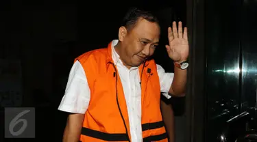 Direktur CV Putra Pratama Zulfikar Muharrami melambaikan tangannya seusai diperiksa KPK, Jakarta, Senin (10/10). Zulfikar diduga turut menyuap Bupati Banyuasin Yan Anton sebesar Rp 1 Milyar. (Liputan6.com/Helmi Afandi)