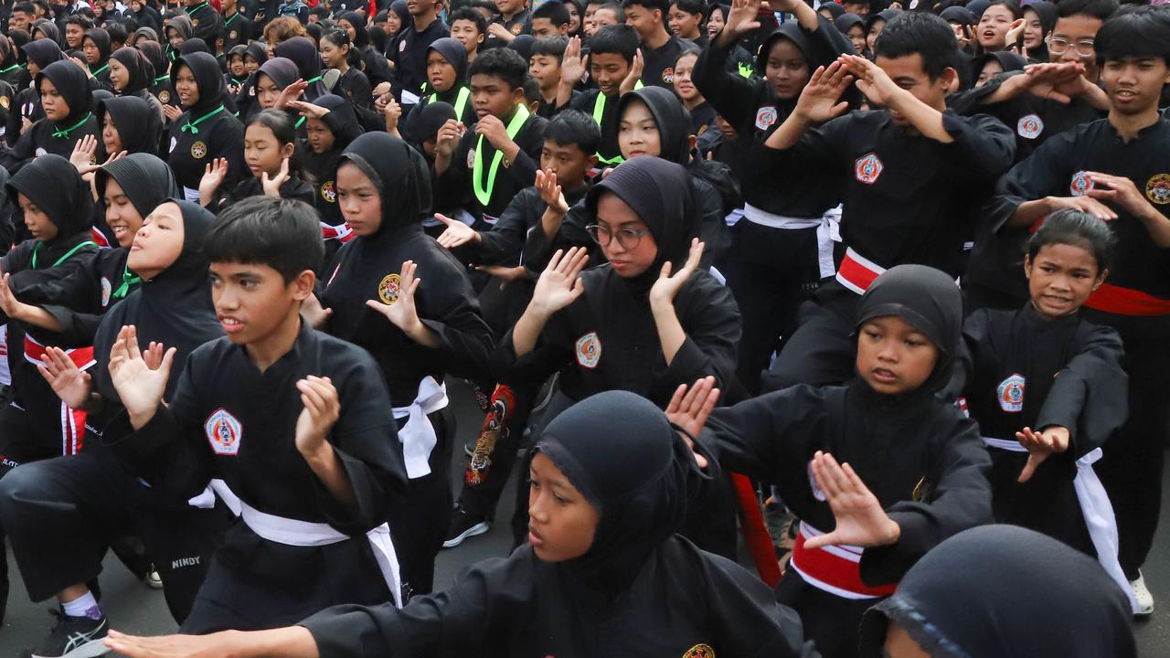 Flash Mob 6.000 Pesilat di Bunderan HI
