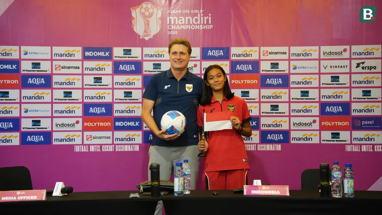 Timo Scheunemann (kiri) bersama Jazlyn Kayla Firyal