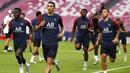 Pemain Paris Saint-Germain (PSG) saat latihan jelang laga final Liga Champions di Stadion The Luz, Portugal, Sabtu (22/8/2020). PSG akan berhadapan dengan Bayern Munchen. (David Ramos/Pool via AP)