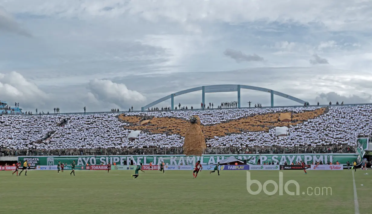 Aksi Brigata Curva Sud membuat koreografi Elang Jawa saat mendukung PSS Sleman pada partai pembuka Grup 1 Piala Presiden 2017 di Stadion Maguwoharjo, Sabtu (4/2/2017). PSS Sleman bermain imbang 0-0. (Bola.com/Nicklas Hanoatubun)