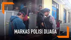 Anggota polisi menjaga ketat Mapolresta Tasikmalaya, penjagaan dilakukan untuk mencegah penyerangan ke markas Polresta Tasikmalaya.