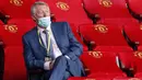 Sir Alex Ferguson menghadiri laga Manchester United melawan Southampton pada laga Premier League di Old Trafford, Selasa (14/7/2020). Mengenakan masker di bawah hidung, Sir Alex Ferguson jadi sorotan di media sosial. (AFP/Clive Brunskill,Pool)