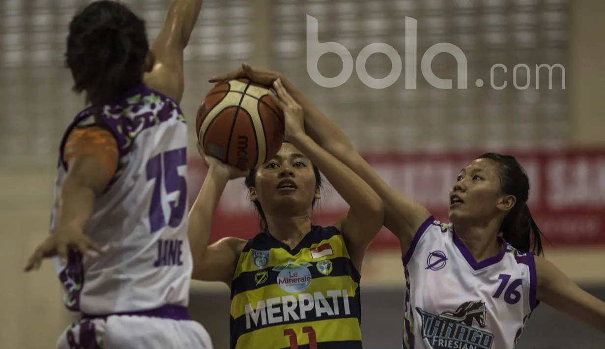 Pebasket Merpati Bali, Kadek Suari, berusaha mencetak angka saaat melawan Tanago Friesian pada perebutan tempat ketiga Sahabat Cup 2017 di GOR Sahabat, Semarang, Sabtu (22/4/2017). Merpati menang 53-30 atas Tanago. (Bola.com/Vitalis Yogi Trisna)