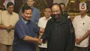 Ketua Umum Partai Gerindra Prabowo Subianto dan Ketua Umum Partai NasDem Surya Paloh berjabat tangan seusai melakukan pertemuan di Padepokan Garuda Yaksa, Hambalang, Bogor, Minggu (5/3/2023). Surya Paloh yang tiba bersama rombongan langsung disambut dengan drum band. (merdeka.com/Arie Basuki)