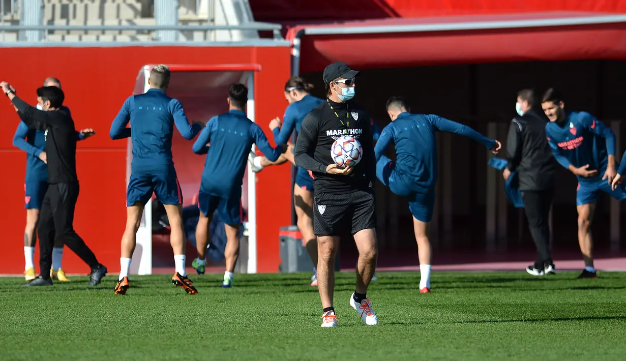 Pelatih Sevilla, Julen Lopetegui menghadiri sesi latihan sebelum menjamu Chelsea pada matchday kelima Grup E Liga Champions, di sport City di Seville, Selasa (1/12/2020). Laga Sevilla vs Chelsea akan digelar di Estadio Ramon Sanchez Pizjuan pada Kamis (3/12) dinihari WIB. (CRISTINA QUICLE /AFP)