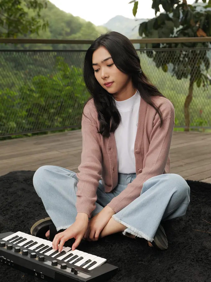 5 Rekomendasi Outfit yang Cocok Digunakan di Musim Hujan