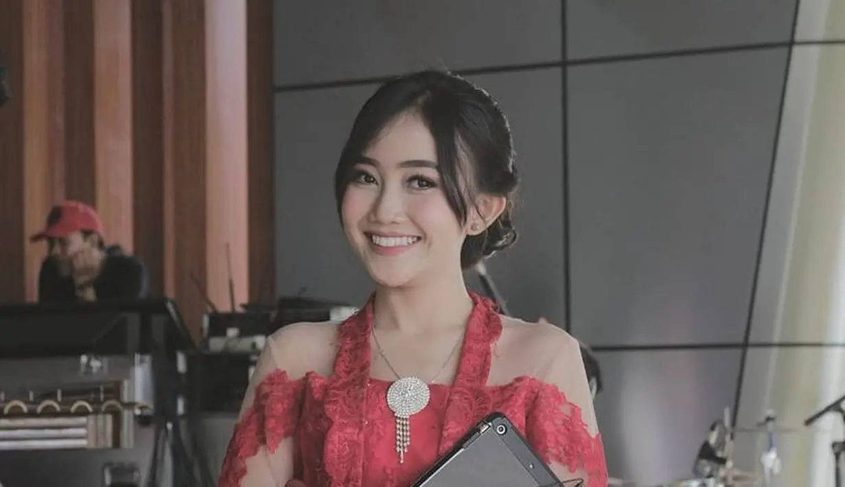 “Momen ini sudah 2 tahun silam ya sebelum covid di Indonesia, banyak yang salah paham dan mengira sekarang karena mungkin Marc kelihatan di Indonesia sekarang. Clear yaa,” klarifikasi Ghyna. (Instagram/ghynaridha).