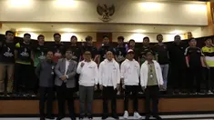 Menpora, Imam Nahrawi dan Kepala Bekraf, Triawan Munaf  berfoto bersama 16 tim esports Piala Presiden 2019 di Gedung Krida Bhakti Setneg, Jakarta, Selasa (26/3). Final turnamen akan diselengarakan pada 30-31 Maret mendatang. (Bola.com/Yoppy Renato)
