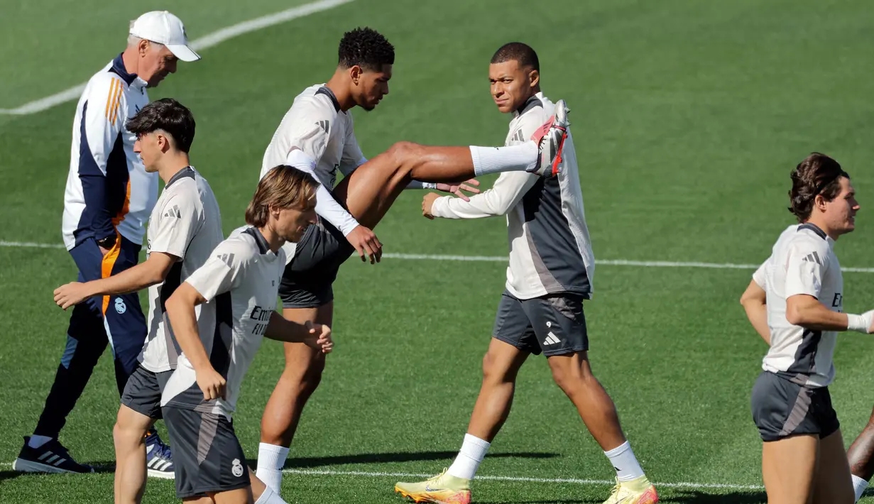 Penyerang Real Madrid, Kylian Mbappe (kedua kanan) saat sesi latihan menjelang pertandingan sepak bola Liga Champions 2024/2025 melawan VfB Stuttgart di fasilitas latihan klub di Valdebebas, di pinggiran kota Madrid, pada 16 September 2024. (Thomas COEX/AFP)
