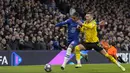 <p>Gelandang Chelsea, Enzo Fernandez berusaha melewati gelandang Borussia Dortmund, Marco Reus selama pertandingan babak 16 besar Liga Champions di Stamford Bridge, London, Rabu (8/3/2023).Chelsea menang atas Dortmund dengan skor 2-0 dan melaju ke perempatfinal dengan agregat 2-1. (AP Photo/Alastair Grant)</p>