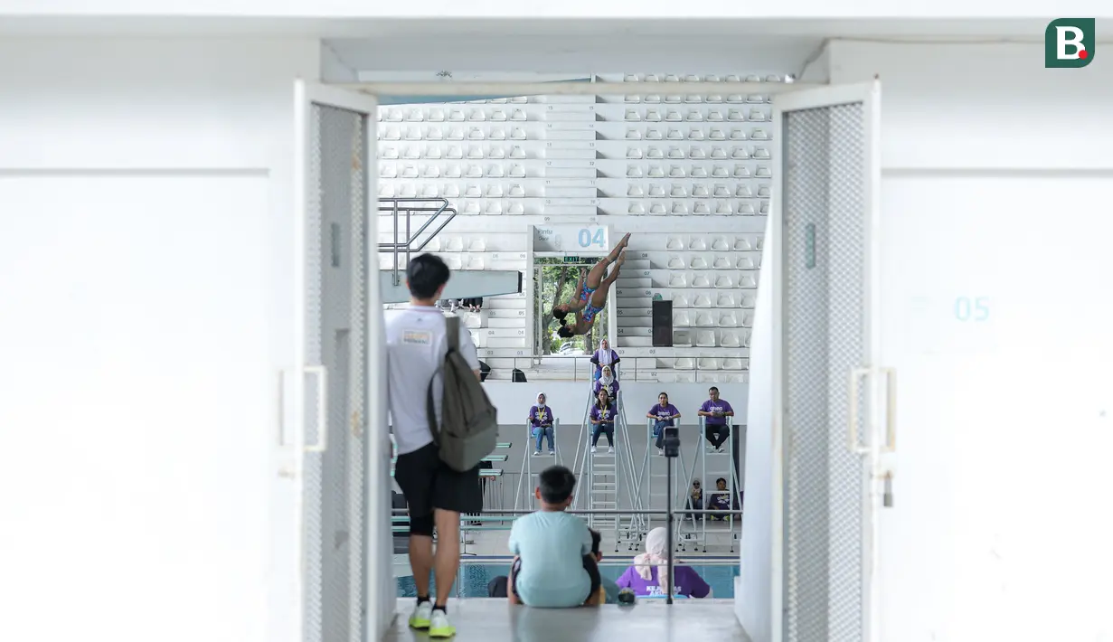 Atlet loncat indah putri Jawa Timur, Gladies Lariesa Garina dan Linar Betiliana melakukan loncatan pada nomor menara synchro putri Kejurnas Akuatik 2026 yang berlangsung di Stadion Akuatik Gelora Bung Karno, Senayan, Jakarta. (Bola.com/Bagaskara Lazuardi)