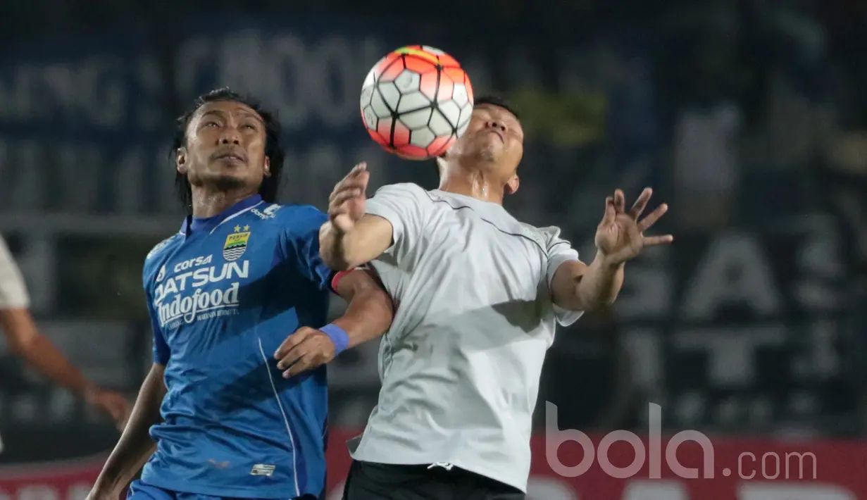 Pemain Persib Bandung, Haryono berebut bola dengan pemain Persela Lamongan, Eka Ramdani, pada laga Piala Presiden 2017 di Stadion Si Jalak Harupat, Bandung, Jumat (17/2/2017). Persib menang 2-0 atas Persela. (Bola.com/Nicklas Hanoatubun)