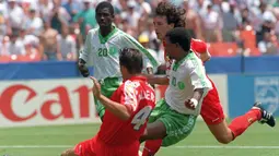 Saeed Owairan. Striker Arab Saudi yang kini berusia 54 tahun dan telah pensiun dari sepak bola internasional usai Piala Dunia 1998 ini tercatat tampil dalam 2 edisi Piala Dunia, yaitu edisi 1994 dan 1998. Meski hanya mencetak 1 gol dalam 6 laga, namun gol yang dicetaknya ke gawang Belgia di laga ketiga fase Grup F Piala Dunia 1994 (29/6/1994) menjadi salah satu gol spektakuler sepanjang sejarah Piala Dunia. Aksi solo run sejauh 69 meter akhirnya berbuah gol yang mengantar Arab Saudi menang 1-0 atas Belgia dan lolos ke babak 16 Besar. (AFP/Omar Torres)