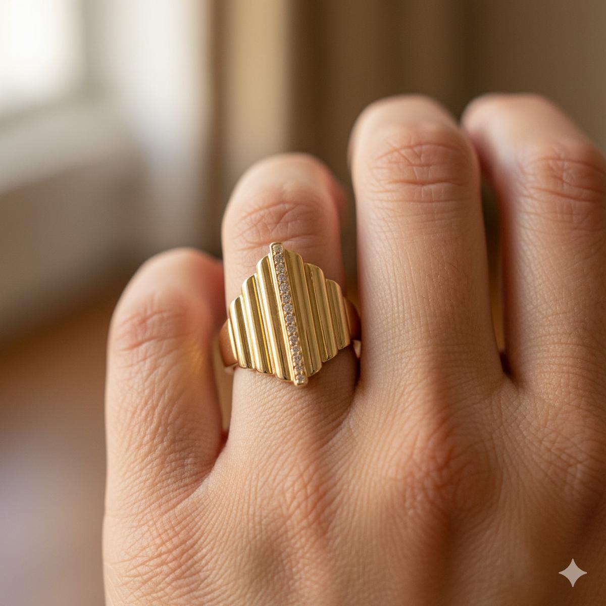 Cincin Emas dengan Desain Vertikal untuk Tangan Gemuk