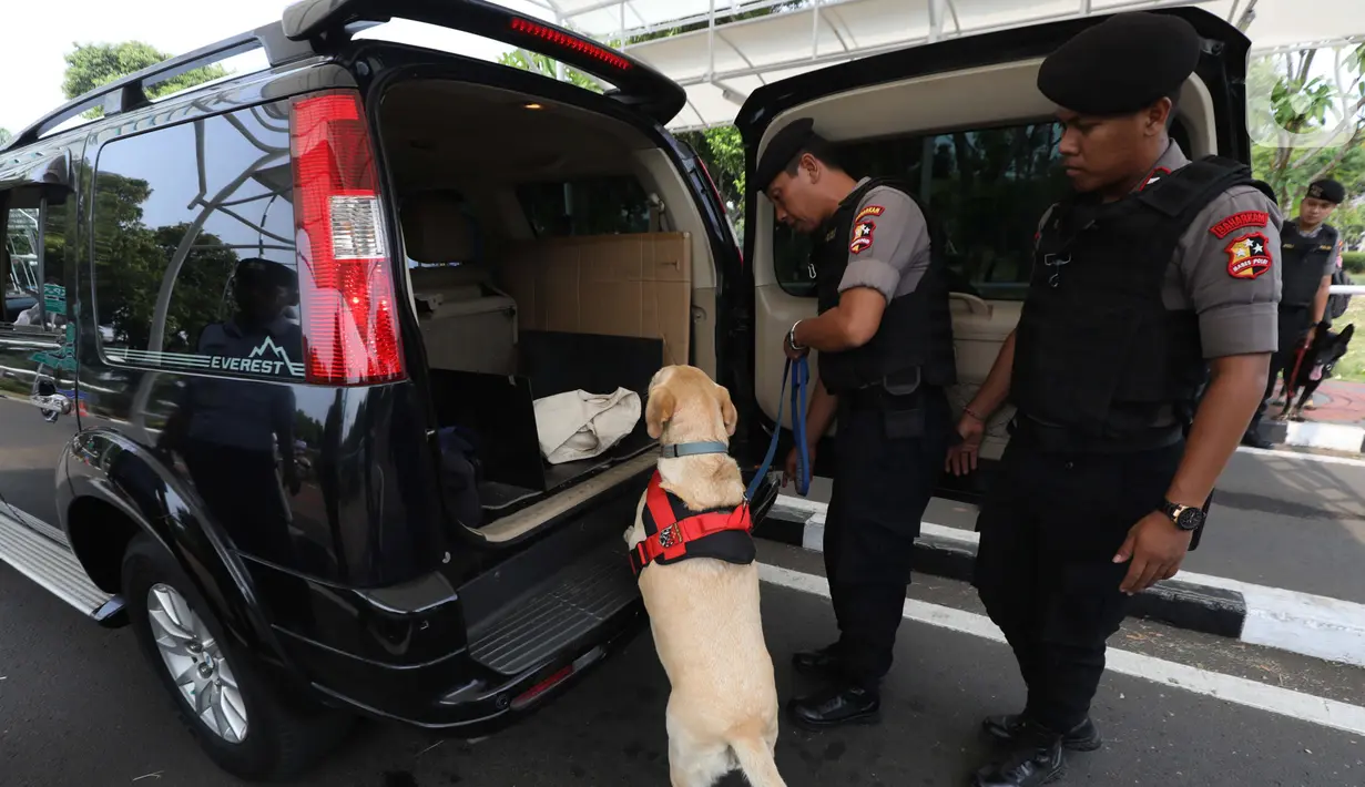 Unit K9 melakukan pemeriksaan kendaraan di kompleks Parlemen, Jakarta, Kamis (17/10/2019). Pengamanan Kompleks Parlemen makin diperketat jelang pelantikan Presiden dan Wakil Presiden terpilih Joko Widodo-Ma'ruf Amin pada 20 Oktober 2019. (Liputan6.com/JohanTallo)
