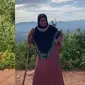 Hanya Pakai Sandal dan Gamis, Nenek 74 Tahun Ini Berhasil Mendaki ke Puncak Gunung. (Sumber: worldofbuzz)