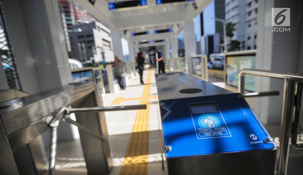 Gerbang E-Ticketing atau E-Gate Halte Bus Transjakarta Bundaran Hotel Indonesia (HI) di Jakarta, Senin (25/3). Halte Bundaran HI menjadi halte Transjakarta pertama yang terintegrasi fisik secara langsung dengan stasiun Moda Raya Terpadu (MRT). (Liputan6.com/Faizal Fanani)