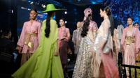 Pergelaran busana bertajuk "Raya Collection 2022" yang bekerja sama dengan Ikatan Perancang Mode Indonesia (IPMI) di&nbsp;Sasono Mulyo Ballroom, Le Meridien Hotel Jakarta, 22 April 2022. (Liputan6.com/Asnida Riani)