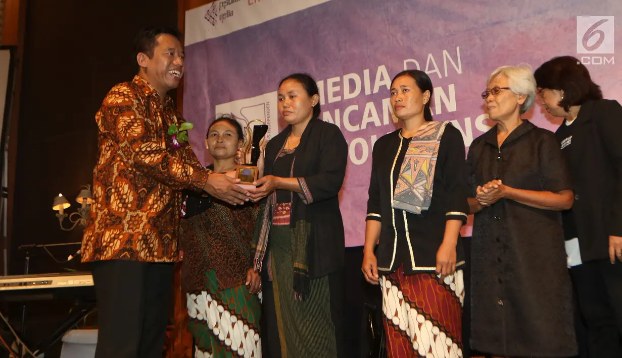 Ketua AJI Suwarjono memberikan penghargaan Tasrif Award kepada Kartini Kendeng pada perayaan Ulang Tahun AJI Indonesia, di Jakarta, Senin (07/08). Penghargaan ini diberikan sebagai bentuk apresiasi pada kedua kelompok aktivis. (Liputan6.com/Angga Yuniar)