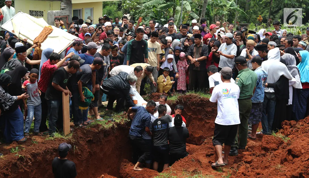 Suasana pemakaman korban kecelakaan Tanjakan Emen di Tempat Pemakaman Umum (TPU) Legoso, Tangerang Selatan, Banten, Minggu (11/2). Pemakaman dilakukan secara massal. (Liputan6.com/JohanTallo)