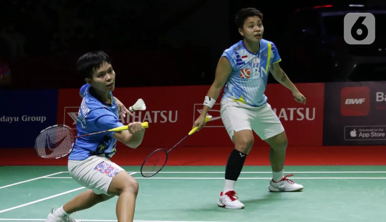 Pebulu tangkis ganda putri Indonesia, Apriyani Rahayu/Siti Fadia Silva Ramadhanti saat bertanding melawan Chen Qing Chen/Jia Yi Fan (China) pada Final Indonesia Masters 2022 di Istora Senayan, Jakarta, Minggu (12/6/2022). Apriyani/Siti Fadia kalah 18-21, dan 12-21. (Liputan6.com/Helmi Fithriansyah)