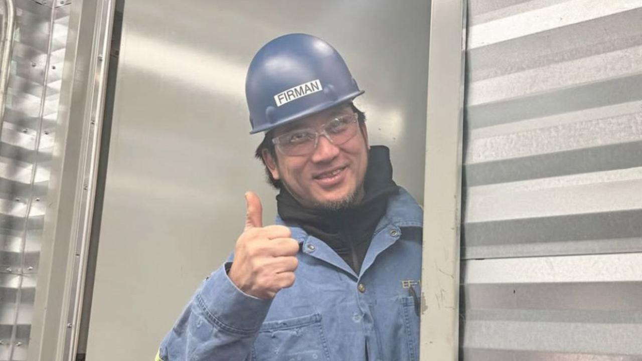 5 Potret Tengku Firmansyah Berganti Warna Helm dari Kuning ke Biru di Tempat Kerja, Maknanya Membanggakan