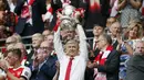 Arsene Wenger memegang trofi Piala FA 2016-2017 di Stadion Wembley, London, Sabtu (27/5). Arsenal mengalahkan Chelsea 2-1 dalam laga final tersebut. (AP Photo)