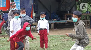 Sejumlah murid sedang bermain tap benteng di sekolah alam Sukawangi, Kabuapaten Bekasi, Jawa Barat, Senin (30/11/2020). Kegiatan bermain di alam terbuka menjadi solusi bagi para murid untuk menghilangkan rasa jenuh usai belajar dimasa pandemi COVID-19. (Liputan6.com/Herman Zakharia)