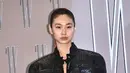 Bintang Squid Game dan model Jeong Ho Yeon memancarkan pesona elegan dengan jaket dan mini skirt serba hitamnya. [Dok/Newsen].