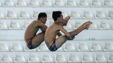 Pasangan atlet loncat indah, Andriyan (kanan) dan Adityo Restu Putra beraksi pada nomor menara synchro putra Kejurnas Akuatik 2026 di Stadion Akuatik Gelora Bung Karno, Senayan, Jakarta, Selasa (05/05/2026). (Bola.com/Bagaskara Lazuardi)