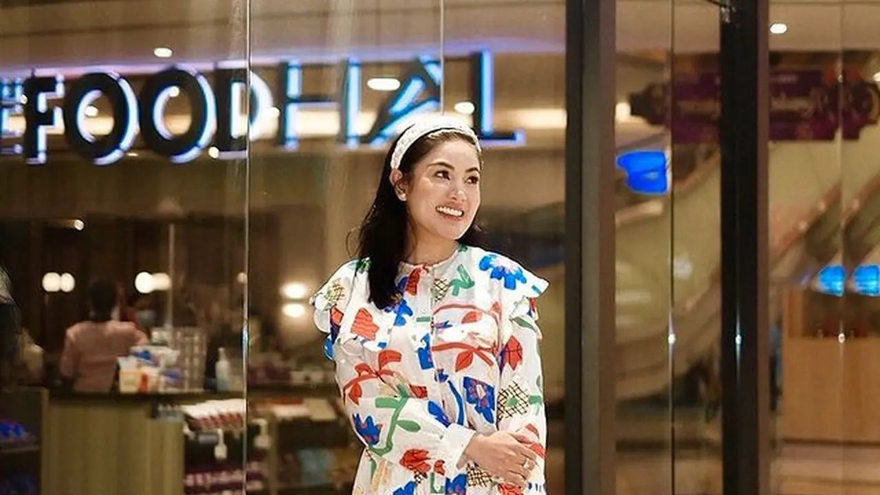 Inspirasi Gaya Nindy Ayunda yang Percaya Diri Kenakan Outfit Bermotif Playful