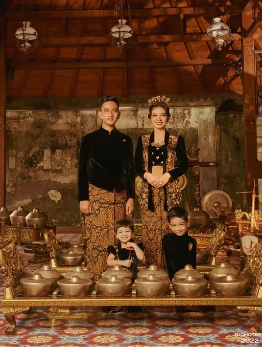 Menggemaskan gaya La Lembah dan Jan Ethes yang memilih berjongkok di bawah orangtuanya. La Lembah memilih pose mengangkat tangannya seperti diletakkan di bawah dagu, sementara Jan Ethes tersenyum manis. (Foto: Instagram/@riomotret)