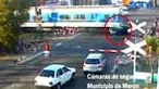 Sebuah mobil tersambar kereta lantaran pengemudi nekat menerobos palang rel di kota Moron, Argentina. Kini pengemudi mobil yang ringsek itu dalam kondisi kritis. 