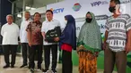 Presiden Direktur PT Adaro Energy Indonesia TBK Garibaldi Thohir bersama dengan Komisaris Independen PT Adaro Energy Indonesia TBK Budi Bowoleksono, Direktur Utama Indosiar/Ketua Umum Yayasan Pundi Amal Peduli Kasih (YPP), Komisaris Utama PT Adaro Energy Indonesia TBK Edwin Soeryadjaya menyerahkan paket sembako kepada warga di Studio 5 Indosiar, Jakarta Barat, Rabu (19/10/20). (Liputan6.com/Angga Yuniar)