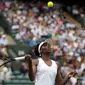 Aksi petenis Williams pada pertandingan pertama Grand Slam Wimbledon kontra Elise Mertens, Senin (3/7/2017). (AP/Tim Ireland)