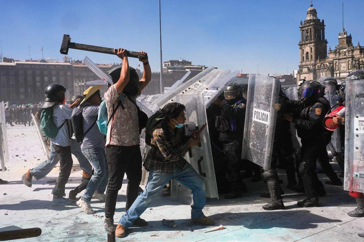 FOTO: Amarah Generasi Z Memuncak, Demo Anti-Pemerintah di Meksiko Berujung Bentrok