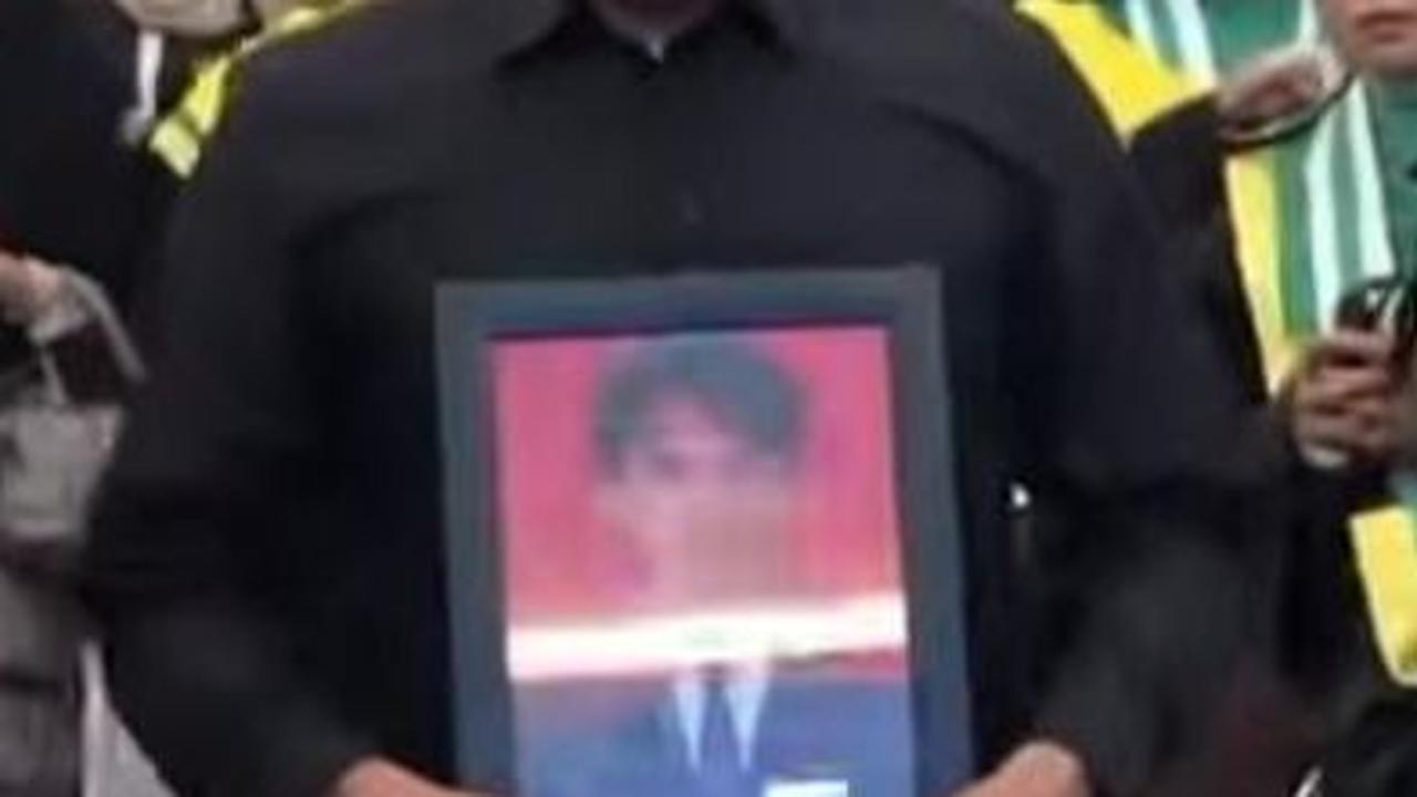 Momen Penuh Haru Ayah Wakili Wisuda Anaknya yang Meninggal, Bawa Foto Almarhum Bikin Mahasiswa Nangis
