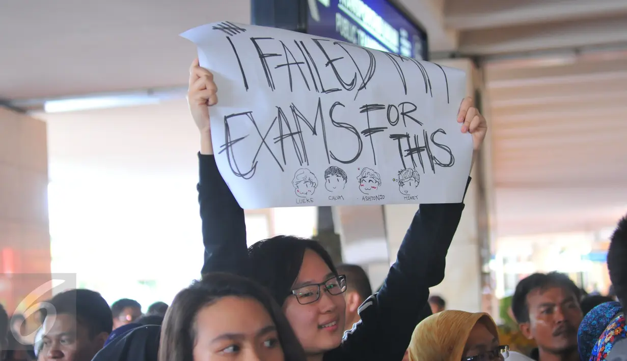 Para fans 5 Seconds of Summer (5SOS) saat menunggu idolanya di Bandara Soekarno Hatta, Tangerang, Jum'at, (4/3). Kelompok musik pop rock asal Sydney, Australia, ini terbentuk pada 2011. (Liputan6.com/Faisal R Syam)